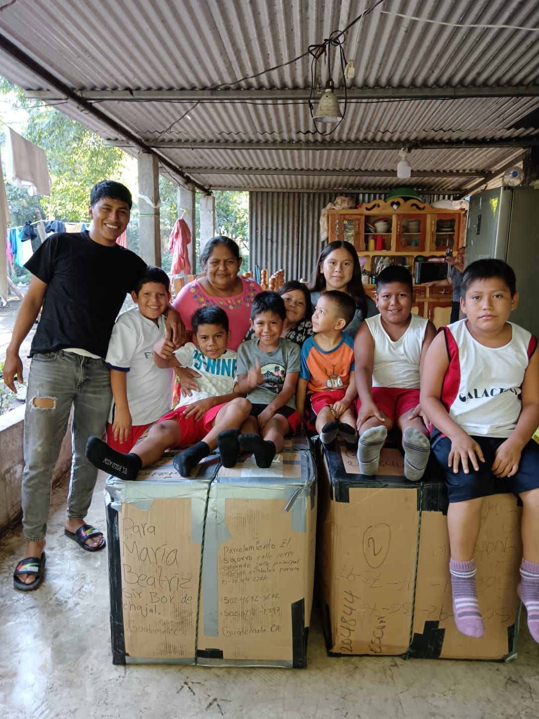 Cliente recibiendo su caja en Guatemala